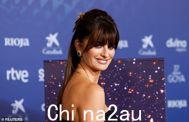 Beauty: 这位美女穿着她闪亮的深色长发,半上半下的风格,前面有满满的刘海