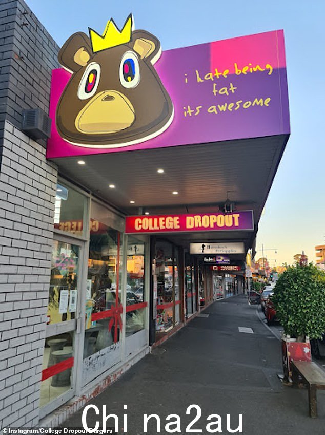 Ye 的壁画也画在商店的前面,而餐厅的旧标志灵感来自说唱歌手的'辍学熊'设计 - 一种拟人化的泰迪熊,在宣传图像中占有重要地位his College Dropout album