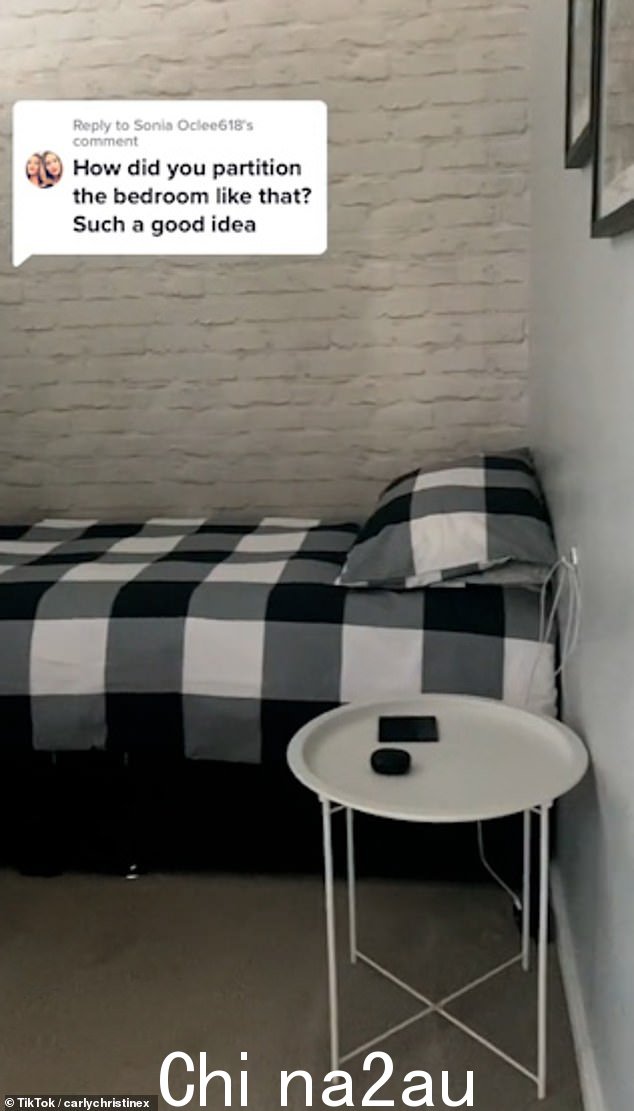在ea旁边他们床的 ch 是一张小桌子和一个 IKEA Kallax 单元,给他们一些额外的存储空间