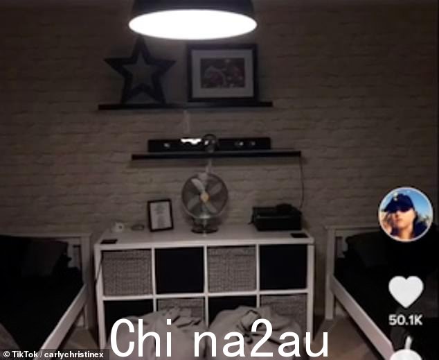 之前:在他们的妈妈为他们建隔板之前,男孩们的床并排面向同一个方向