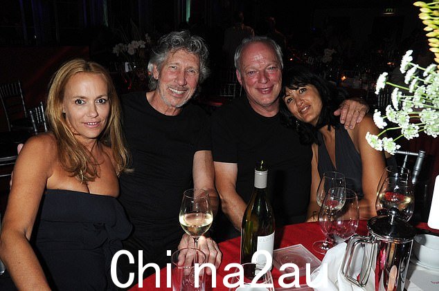 从左到右:Laurie During、Roger Waters、David Gilmour 和 Polly Samson 参加 2010 年 7 月 10 日在伦敦举行的希望基金会慈善晚会