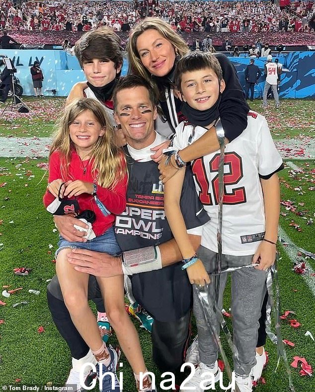 家庭:Brady 和 Bündchen 与他们的孩子合影