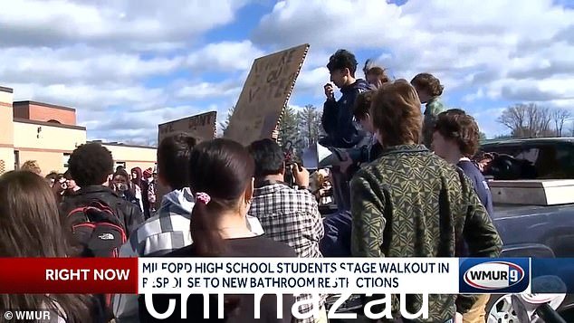 Milford HS 外的高中生和初中生聚集抗议反对禁令