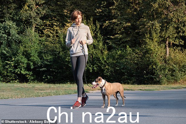 较差的健康结果是由于人们被限制在室内,被剥夺了锻炼的机会以及不良的饮食和睡眠习惯(库存图片)