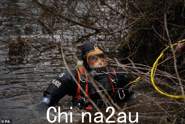 成员e 西北警察水下搜索和海洋部队,在兰开夏郡 Wyre 的 St Michael's 的 River Wyre 搜索失踪妇女 Nicola Bulley