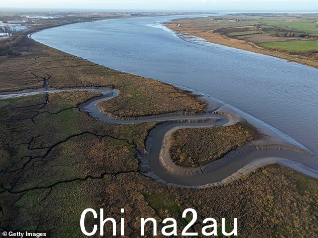 Wyre Estuary 鸟瞰图,警方继续寻找失踪的 Nicola Bulley