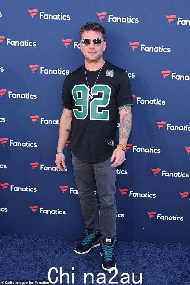运动型:48 岁的 Ryan Phillippe 也现身,穿着足球 T 恤、灰色牛仔裤、运动鞋和太阳镜