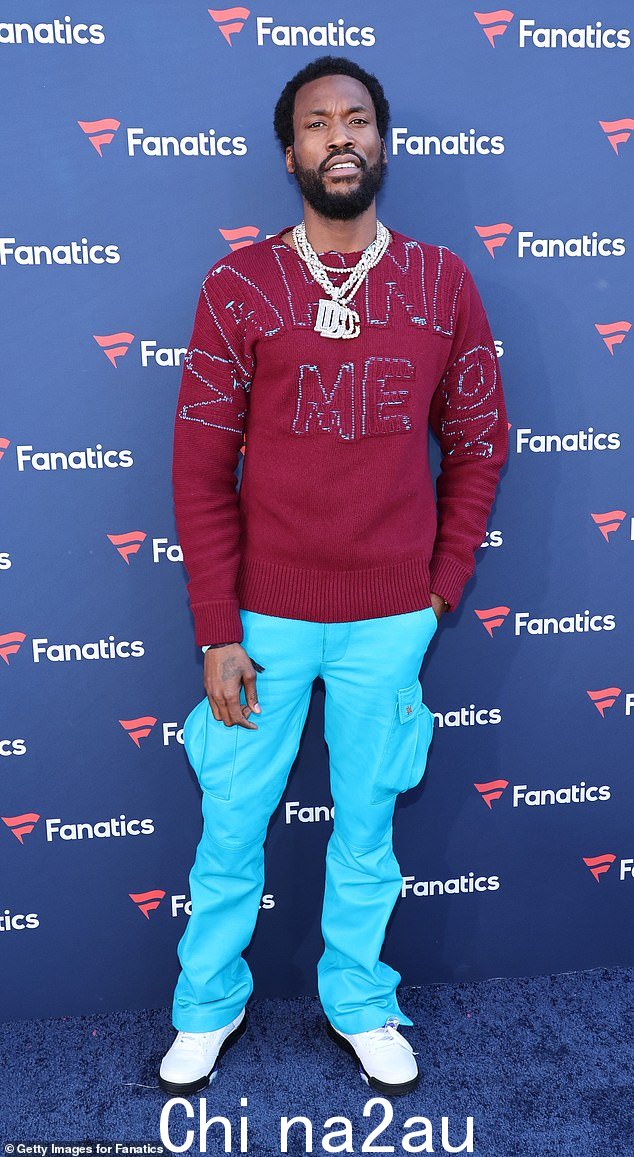Colorful:说唱歌手 Meek Mill 在镜头前搭配红色和淡蓝色