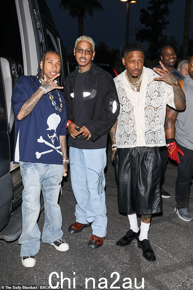 音乐三人组:当白天让位给晚上时,说唱歌手 Tyga(原名迈克尔·雷·史蒂文森)和 YG(原名 Keenon Dequan Ray Jackson)被发现与雪儿的男友亚历山大·爱德华兹上吊” class=