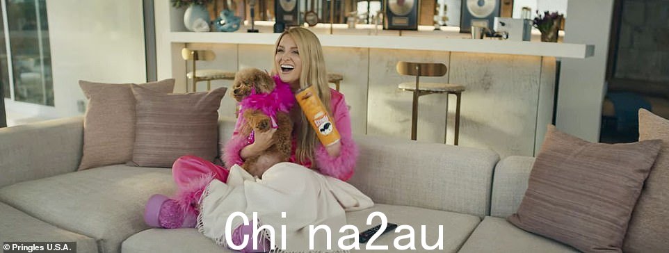 所有关于这些筹码的事:Meghan Trainor 和她可爱的小狗一起搞笑地将她的手臂插入著名的 Pringles 筹码管中进行商业广告