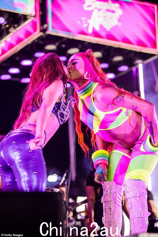 吻我!后来巴西歌手 Pabllo Vittar 加入了她的舞台,并与她分享了一个吻
