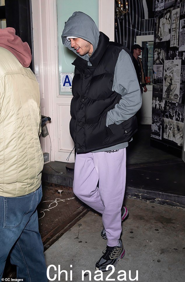 在城里:Pete Davidson,29 岁,星期六和一位男性朋友参加了纽约市纽约时装周第二天的 Anna Sui 时装秀
