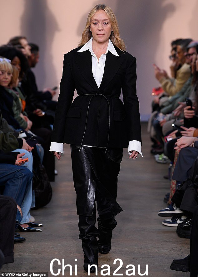 跑道准备就绪:Chloe Sevigny 在纽约 Proenza Schouler 2023 秋季成衣时装秀走秀