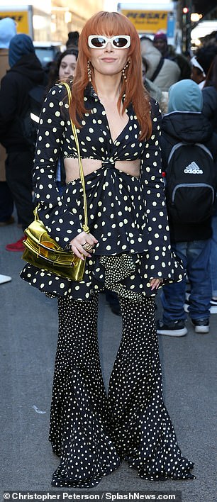 Polka-dotted: Natasha Lyonne 穿着引人注目的圆点套装