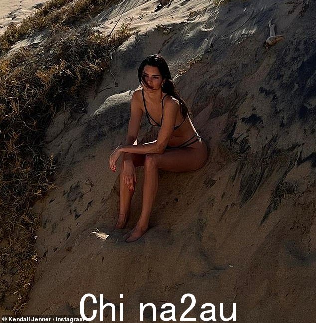 美丽:肯德尔在沙质山坡上摆姿势时看起来很漂亮