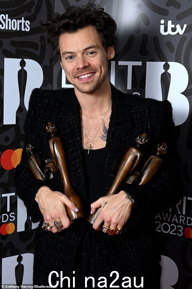 获胜者:Harry Styles 横扫颁奖典礼,他获得了四个奖项 - 在他被提名的每个类别中都获胜 - 包括令人垂涎的年度艺术家