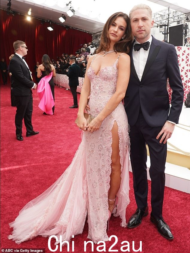 Over:据报道,Lily James 与她的摇滚明星男友 Michael 分手了Shuman after a two year romance