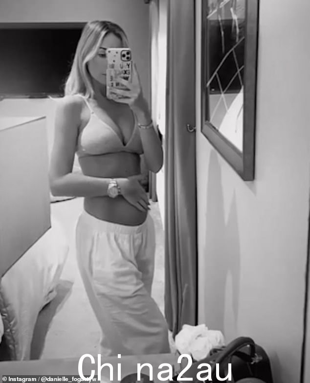 Love:Danielle 在一次甜蜜的拍摄中炫耀了她如花似锦的肚皮