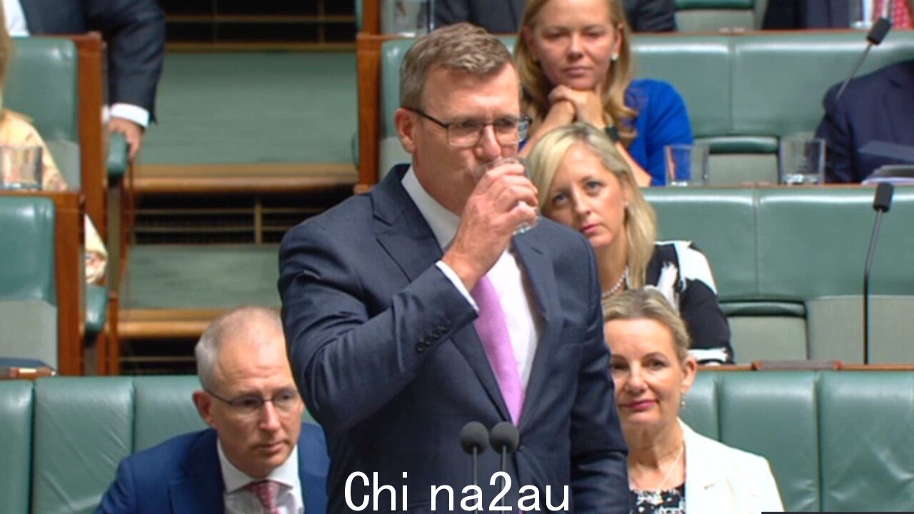Tudge's resignation for '达顿:Clennell 的尴尬补选” /><p>在艾伦·塔奇 (Alan Tudge) 上周晚些时候宣布辞职后,彼得·达顿 (Peter Dutton) 对他的前台进行了一些小改动。</p><p>塔奇先生担任影子教育投资组合, 结束了他 12 年的议会生涯,代表墨尔本外区阿斯顿 (Aston)。</p><p>维多利亚州参议员莎拉·亨德森 (Sarah Henderson) 将接任影子教育部长一职,放弃她作为联盟党通讯发言人的角色。< /p><img class=