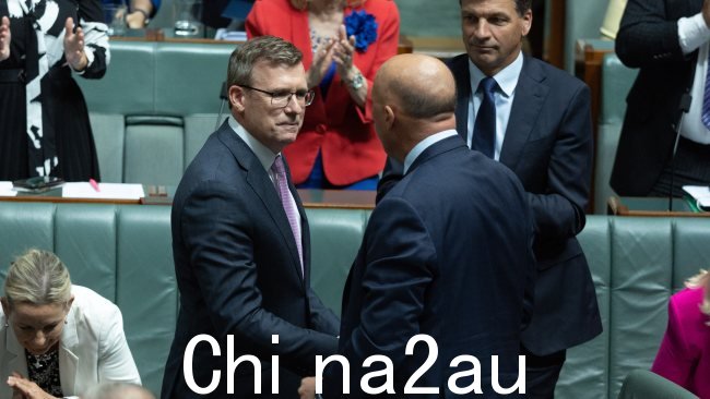 Alan Tudge（左）在周四的告别演讲后与 Peter Dutton 握手。图片：NCA NewsWire / Gary Ramage