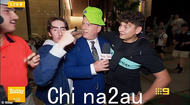 周一早上,当 YouTube 超级明星洛根保罗和 KSI 的到来吸引了 1000 名吵闹的年轻粉丝时,第九频道北悉尼总部出现了疯狂的场面和受伤报告。 (图:上午 5 点 30 分,Karl Stefanovic 与一群粉丝)