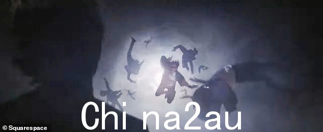 进入太空:他的克隆体被吸入太空漩涡