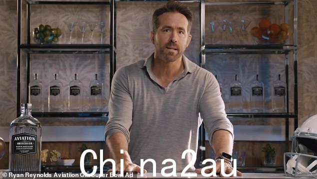 灵感:'一分钟!我们用“分钟”,我想,“他吐了口唾沫。然后他将其与足球联系起来,将其转化为“两分钟警告”
