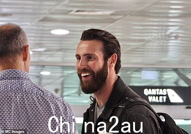 'Felix 对华纳兄弟在节目中将他的约会对象性感化并让他看起来像个 f**k 男孩感到不满,'一位接近 Felix 的消息人士告诉澳大利亚每日邮报
