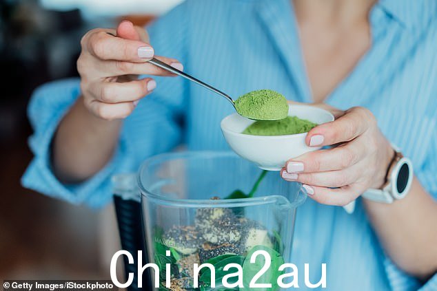 粉末溶解在液体中,使其很容易添加到水、冰沙和锻炼奶昔中