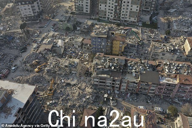 由于数千座建筑物的废墟尚未清理,死亡人数将继续上升