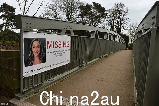Nicola Bulley 星期六在横跨 Wyre 河的桥上的寻人启事海报