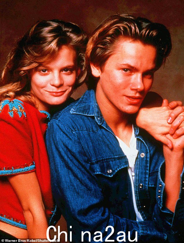 Martha Plimpton 和 River Phoenix 在 1988 年的电影 Running On Empty 中合照