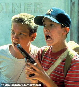 他在电影中与 River Phoenix 合影