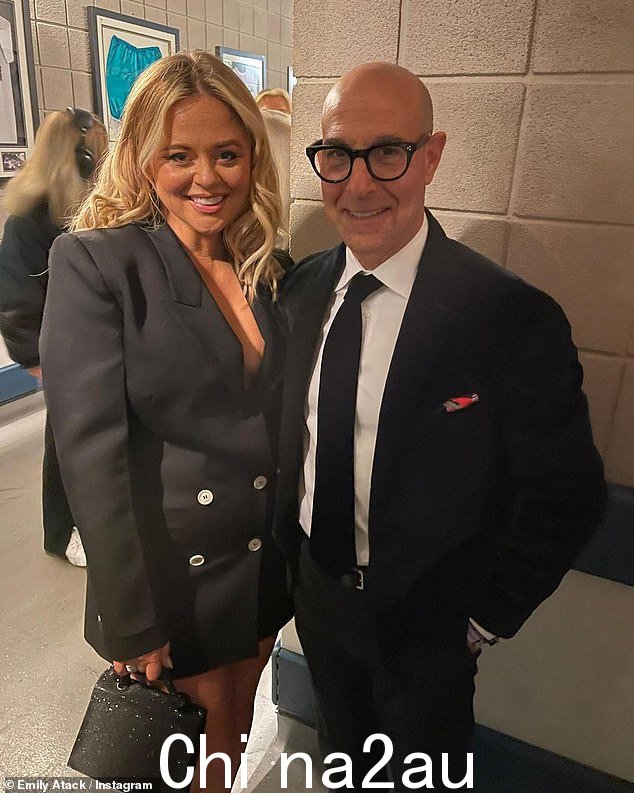 Incredible: Emily 也被发现在另一张照片中和演员 Stanley Tucci 一起微笑,他穿着一身漂亮的黑色西装看起来很短小精悍