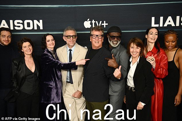 外观:詹姆斯·邦德明星身穿一件带银色细节装饰的高领真丝上衣,搭配纯黑色高跟鞋以提高身高
