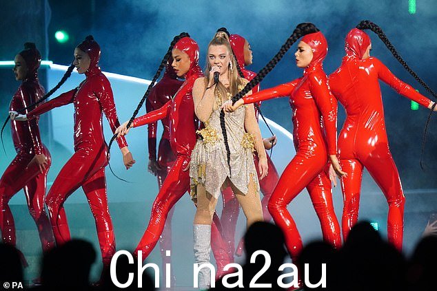 Finale: 演出以 David Guetta 在 Becky Hill、Ella Henderson 和 Sam Ryder 的帮助下表演他的精选歌曲而告终