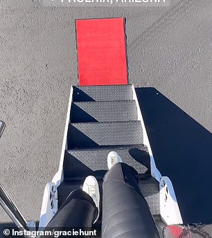 Gracie 不得不离开亚利桑那州去参加一个照片拍摄后,她于周四晚上飞回该州 - 当然是乘坐私人飞机 - 正好赶上参加 NFL 荣誉活动