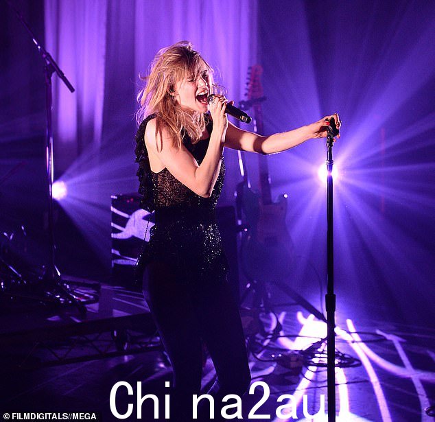 唱出她的心声:31 岁的 Suki Waterhouse 周六在加利福尼亚州好莱坞一家售罄的 Fonda 剧院前进行了动画展示