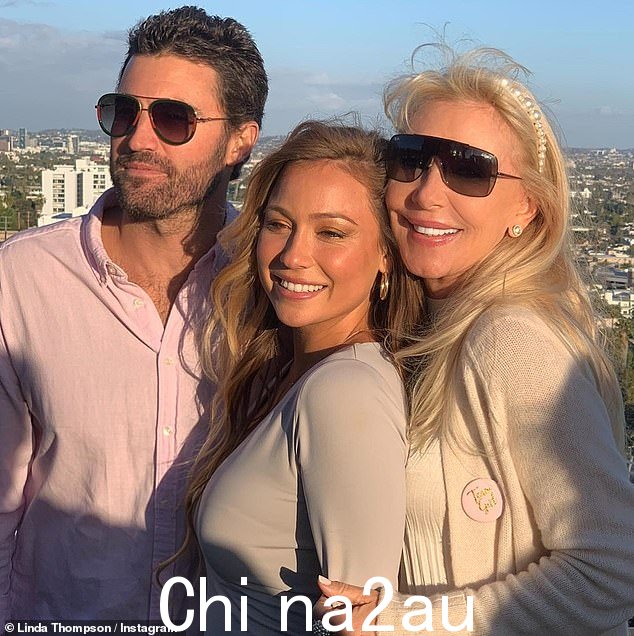 准奶奶:Brody 的妈妈 Linda 与这对幸福的夫妻合影时满脸自豪