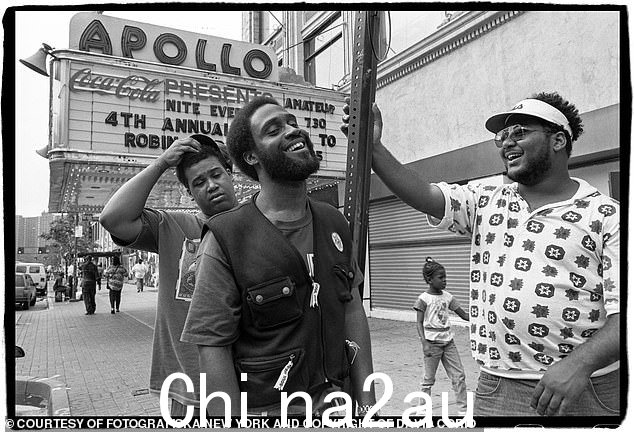 De La Soul 1993 年出现在哈莱姆的阿波罗剧院外。Trugoy the Dove,左,Posdnuos,中,Maseo,右,