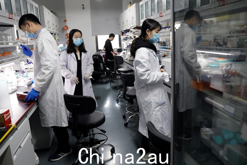 实验室中的年轻中国研究人员