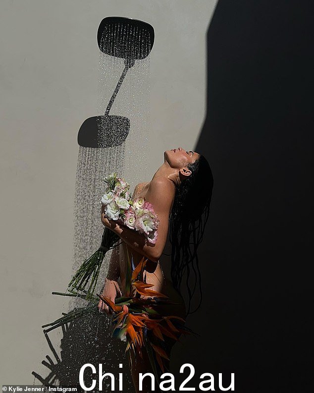 哇!凯莉·詹娜 (Kylie Jenner) 周日晚上在她最新的 Instagram 广告中分享了一张自己在淋浴时裸体摆姿势的照片,让人兴奋不已