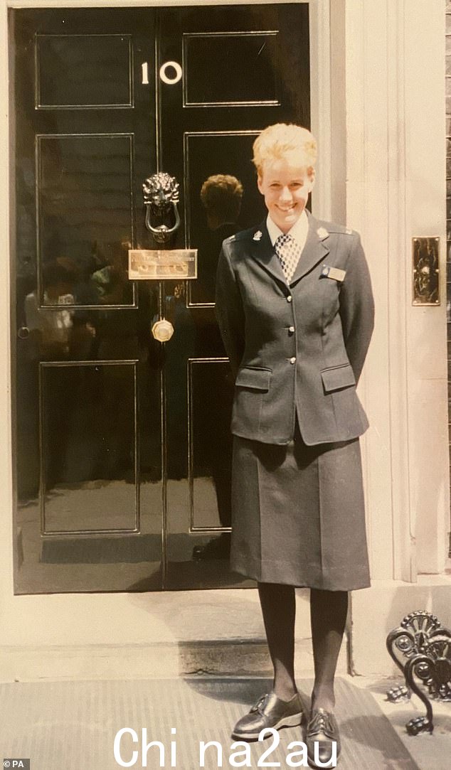 Jill Owens,当时 54 岁的 Evans 是威尔士中部 Dyfed-Powys 警察局的一名警官,当时她在 2000 年代初期在一个在线约会网站上遇到了 Dean Jenkins