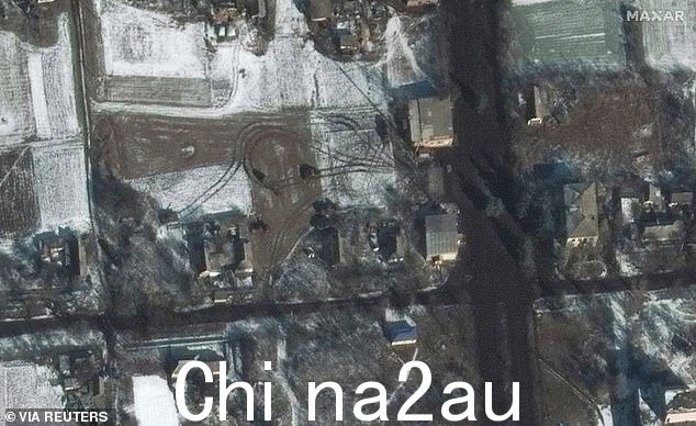 卫星图像显示2023年2月10日部署在乌克兰Kyrylivka居民区的装甲车和坦克