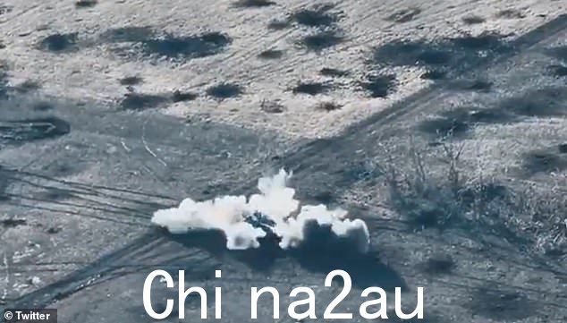 图片:看到第二辆坦克经过另一辆坦克的残骸。当它经过第一辆坦克的残骸时,又掀起了另一种思绪,将其炸成碎片