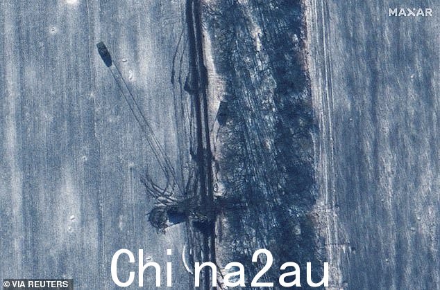 卫星图像显示装甲车于2023年2月8日在乌克兰Vuhledar东南部的林木线上部署