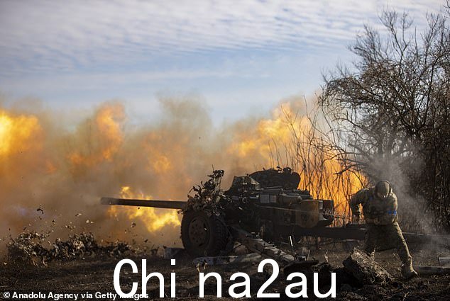 乌克兰士兵于 2023 年 2 月 10 日在乌克兰顿涅茨克州前线发射了乌克兰陆军第 35 海军陆战队独立旅的反坦克导弹系统