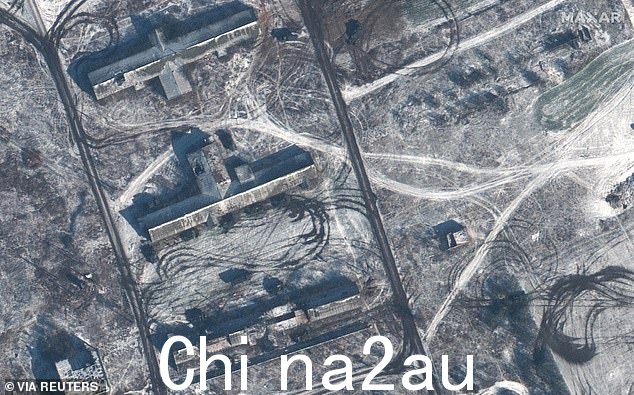 2023 年 2 月 8 日,卫星图像显示装甲车隐藏在乌克兰 Vuhledar 东南部的 Kyrylivka 建筑物后面