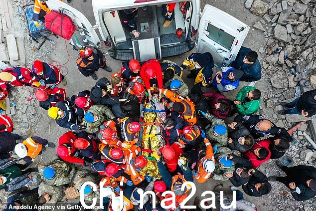 土耳其哈塔伊省发生地震 177 小时后,鸟瞰图显示 26 岁的 Derya Akdogan 从倒塌的建筑物的废墟中被救出