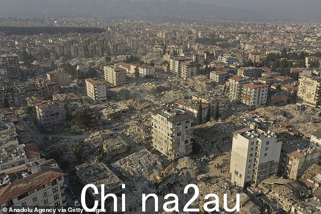 在土耳其和叙利亚发生地震后,土耳其哈塔伊的搜救工作仍在继续,倒塌建筑物的鸟瞰图